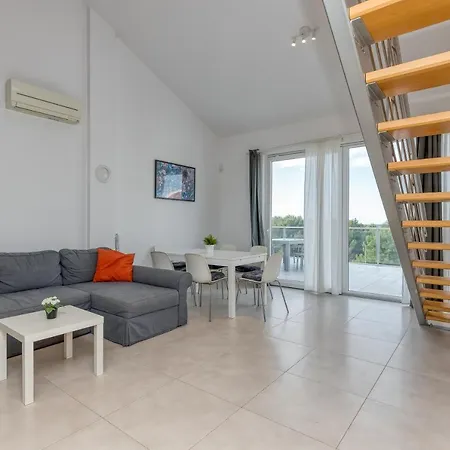Diamond Seaview Penthouse - Happy *