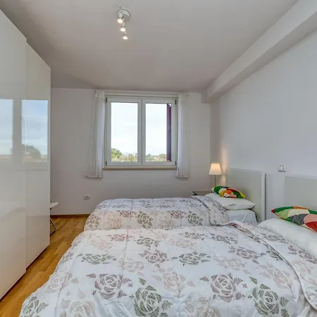 Diamond Seaview Penthouse - Happy